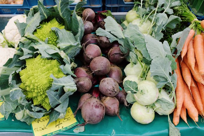 Saisonales Gemüse am Marktstand