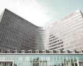 布鲁塞尔的时尚现代建筑与玻璃幕墙，捕捉着城市的倒影