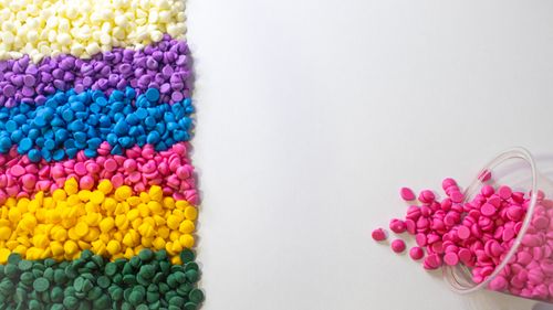 Renkli plastik hammadde peletleri
