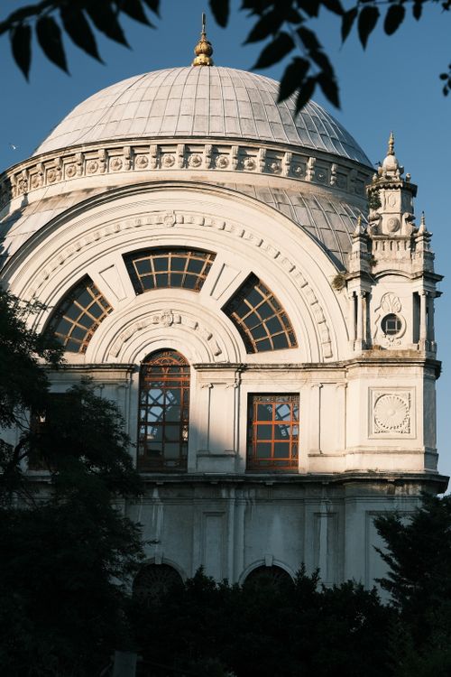 Free Elegant dome structure bathed in sunlight with intricate architectural details. Stock Photo