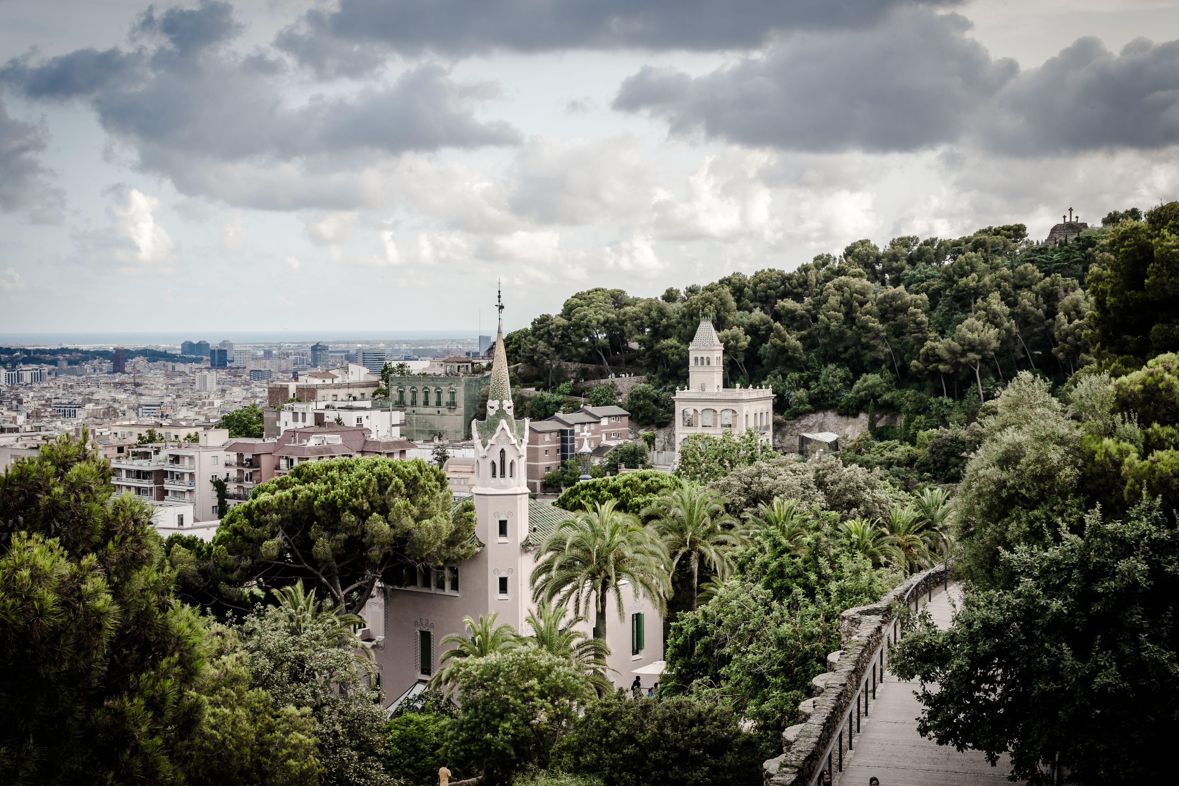 Imagen de archivo: Vegetación exuberante y vistas panorámicas de la ciudad desde el Parque Güell, Barcelona.