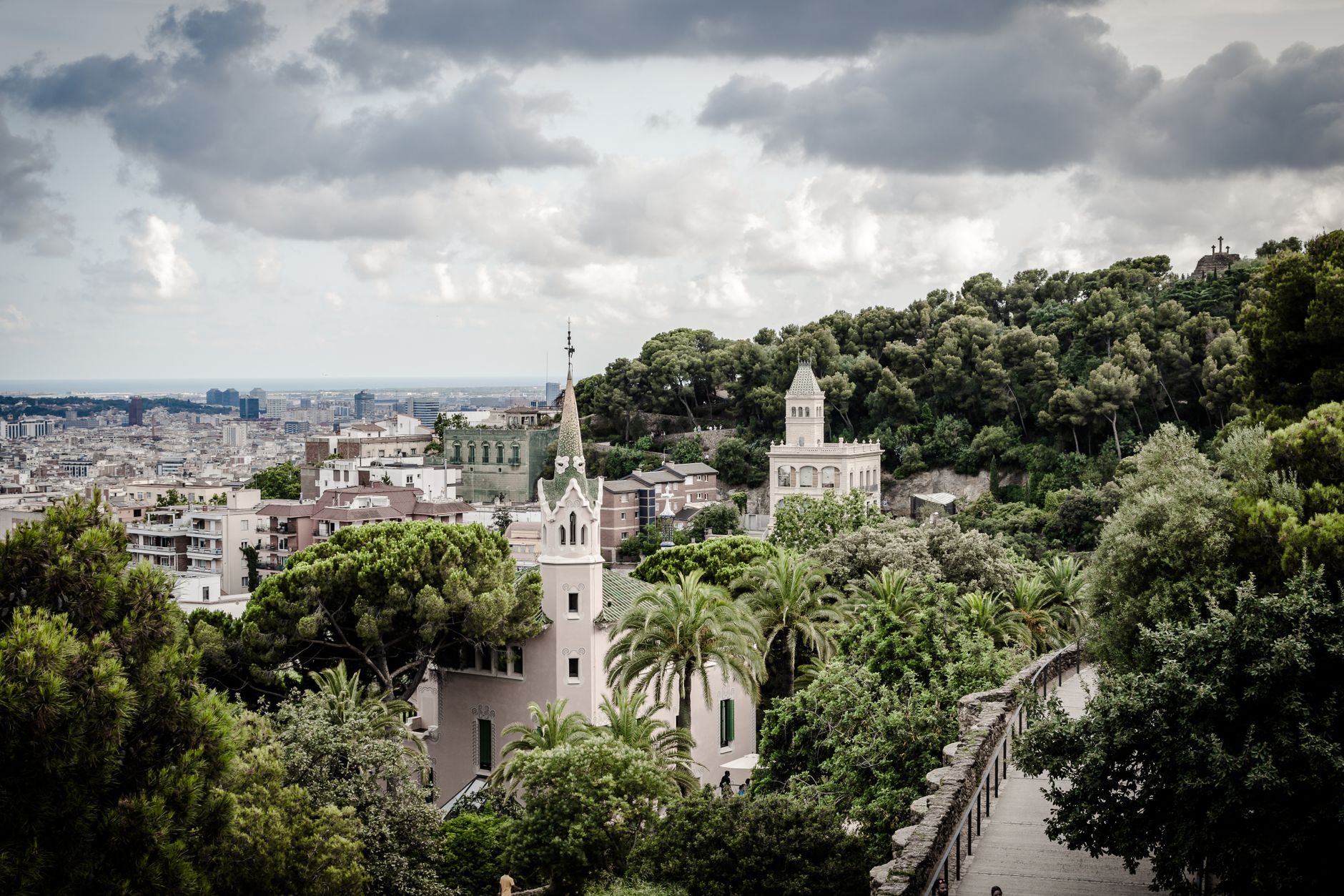 Imagen de archivo: Vegetación exuberante y vistas panorámicas de la ciudad desde el Parque Güell, Barcelona.