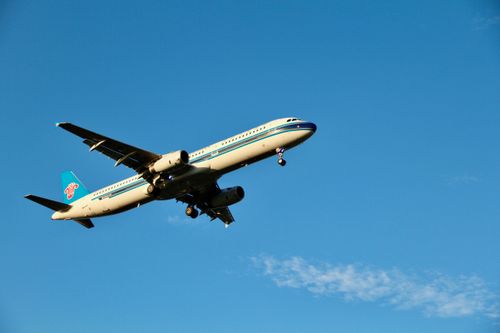 Free A commercial airplane flying against a clear blue sky on a sunny day, showcasing airline travel. Stock Photo