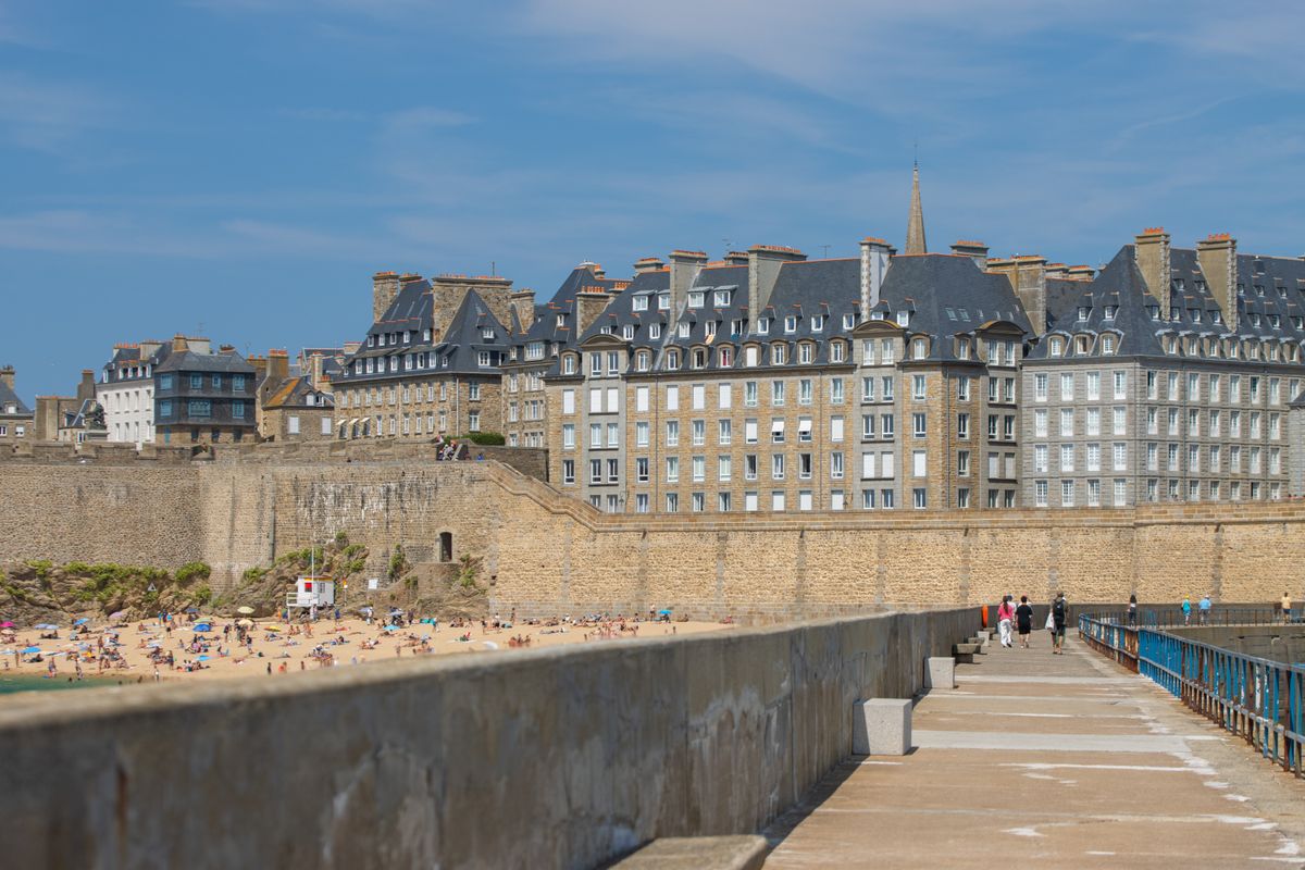 Plaja și zidurile istorice din Saint-Malo la soare