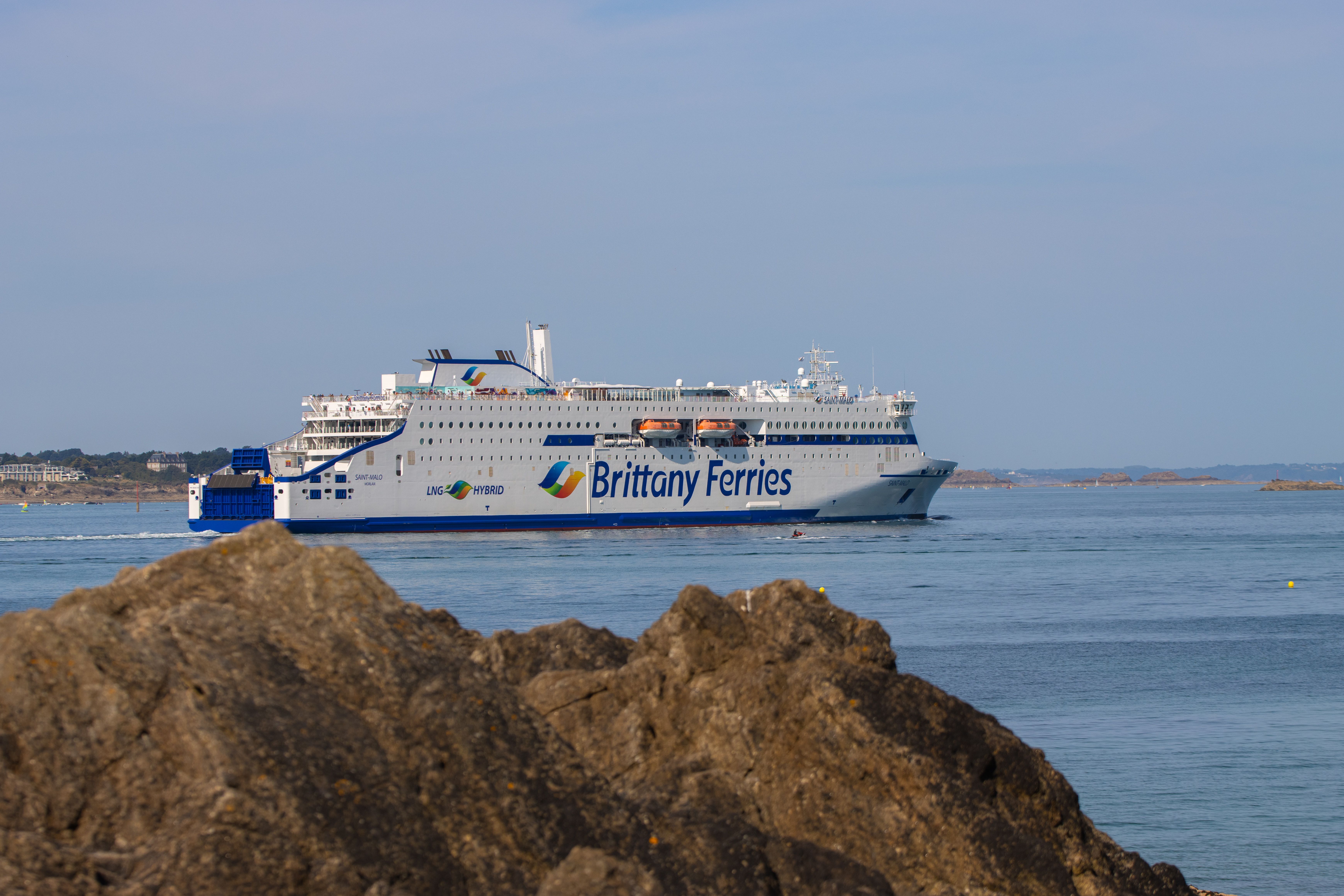 Ferry and Cruise Options — Saint Vincent travel guide photo