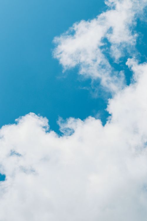 Free Beautiful and serene white clouds against a vivid blue sky in Merzifon, Türkiye. Stock Photo