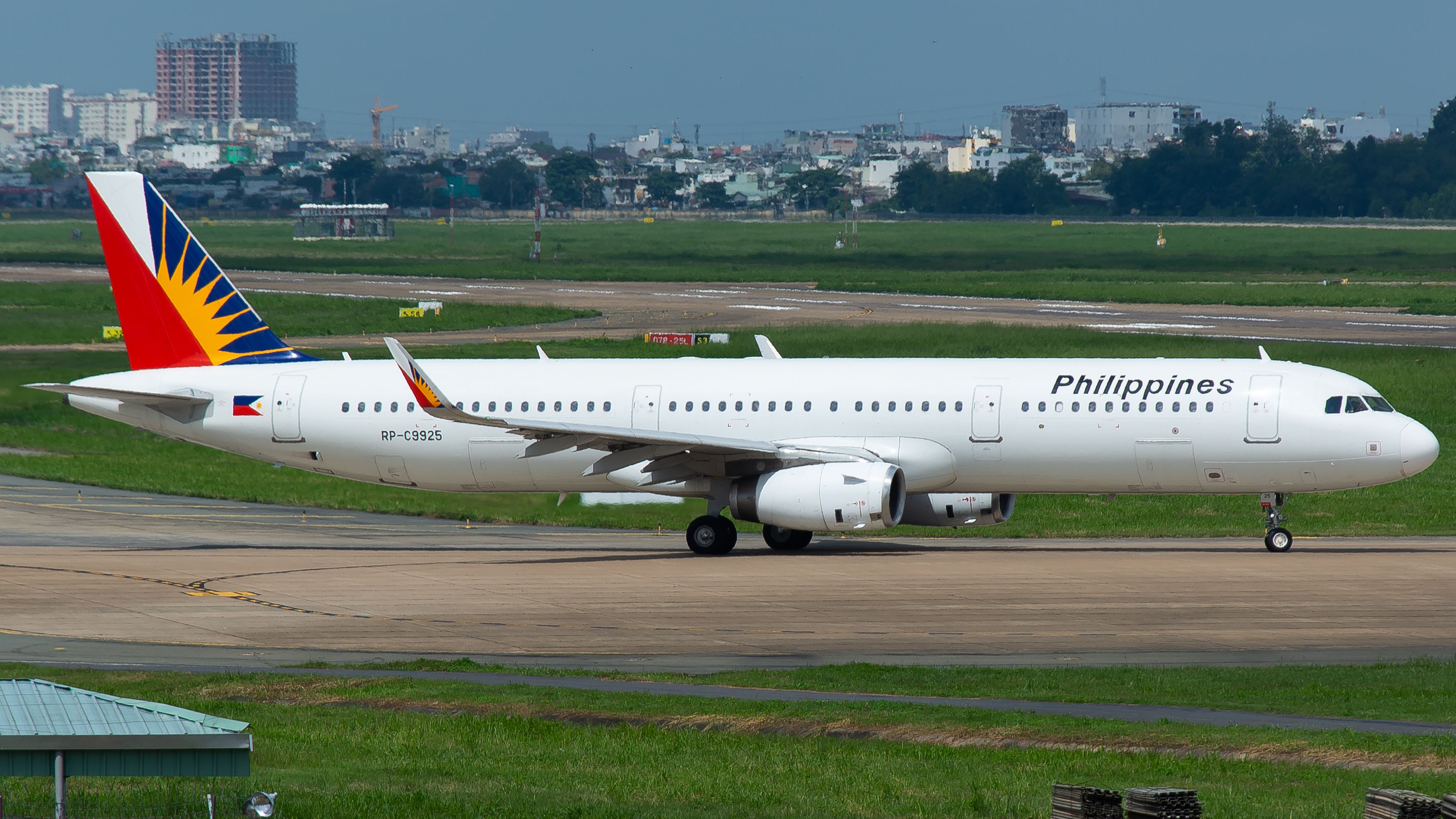 Bản đồ Philippines đánh dấu Agusan và Misamis Occidental cạnh màn hình hiển thị thông cáo cảnh sát