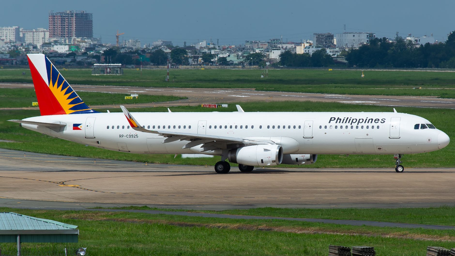 Bản đồ Philippines đánh dấu Agusan và Misamis Occidental cạnh màn hình hiển thị thông cáo cảnh sát