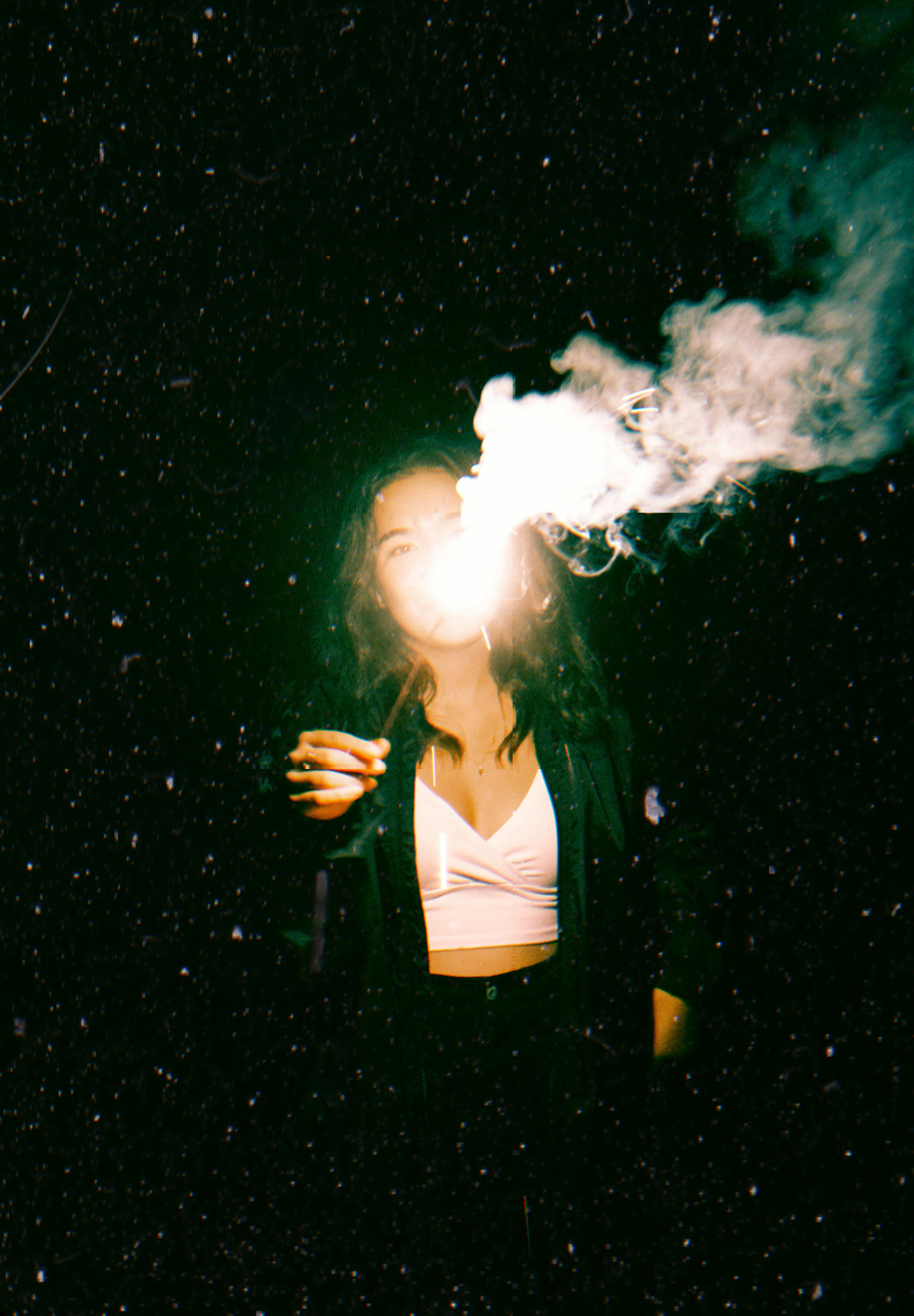 夜晚明亮的孟加拉灯光下，一位积极的年轻女性穿着休闲装