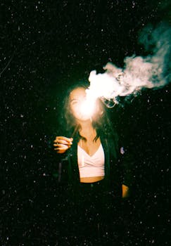 夜晚明亮的孟加拉灯光下，一位积极的年轻女性穿着休闲装