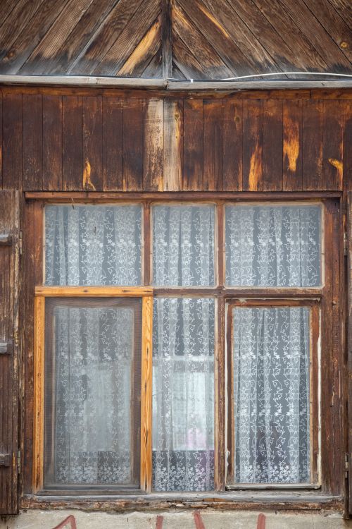 Free Captivating view of a rustic wooden window adorned with lace curtains in Rize, Türkiye. Stock Photo