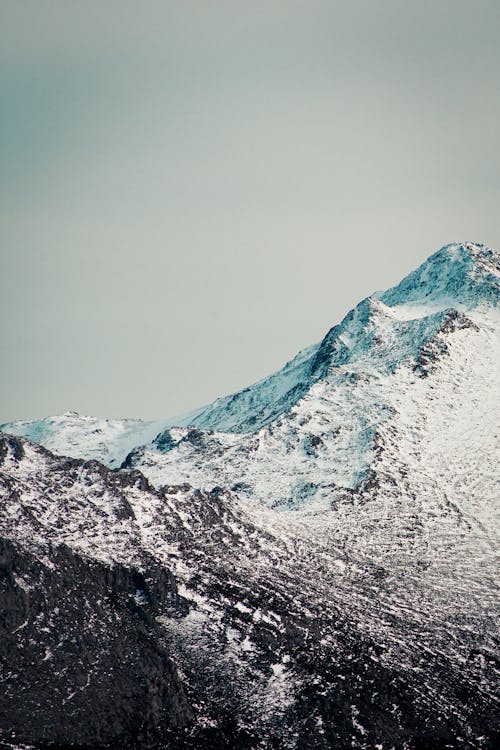 Schneebedeckter Berg Unter Grauem Himmel