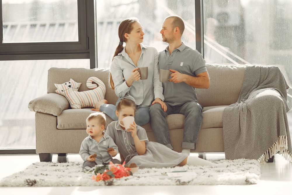 Família feliz aproveitando um momento de tranquilidade em casa