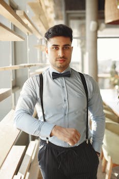 一位穿着正装、打着领结的男人，在室内环境中散发着自信，肖像显得十分优雅