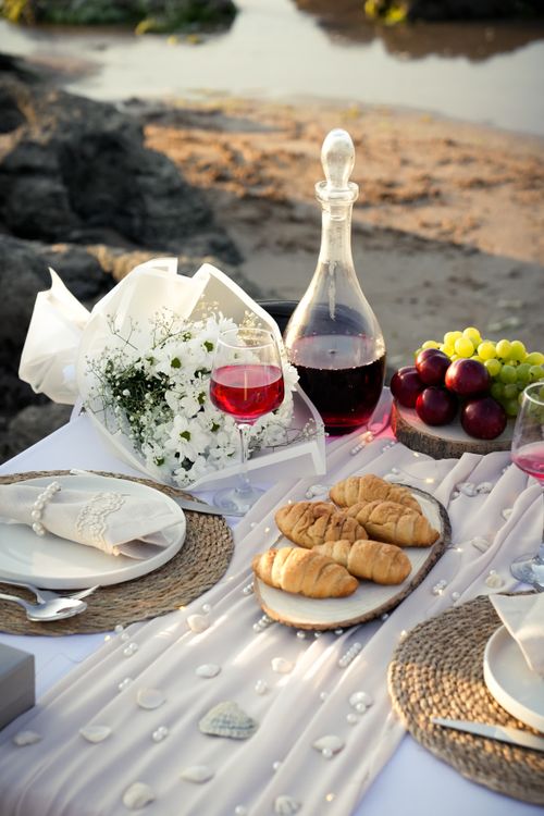 Free A scenic beachside picnic with wine, croissants, and fresh fruits in Şile, İstanbul. Stock Photo