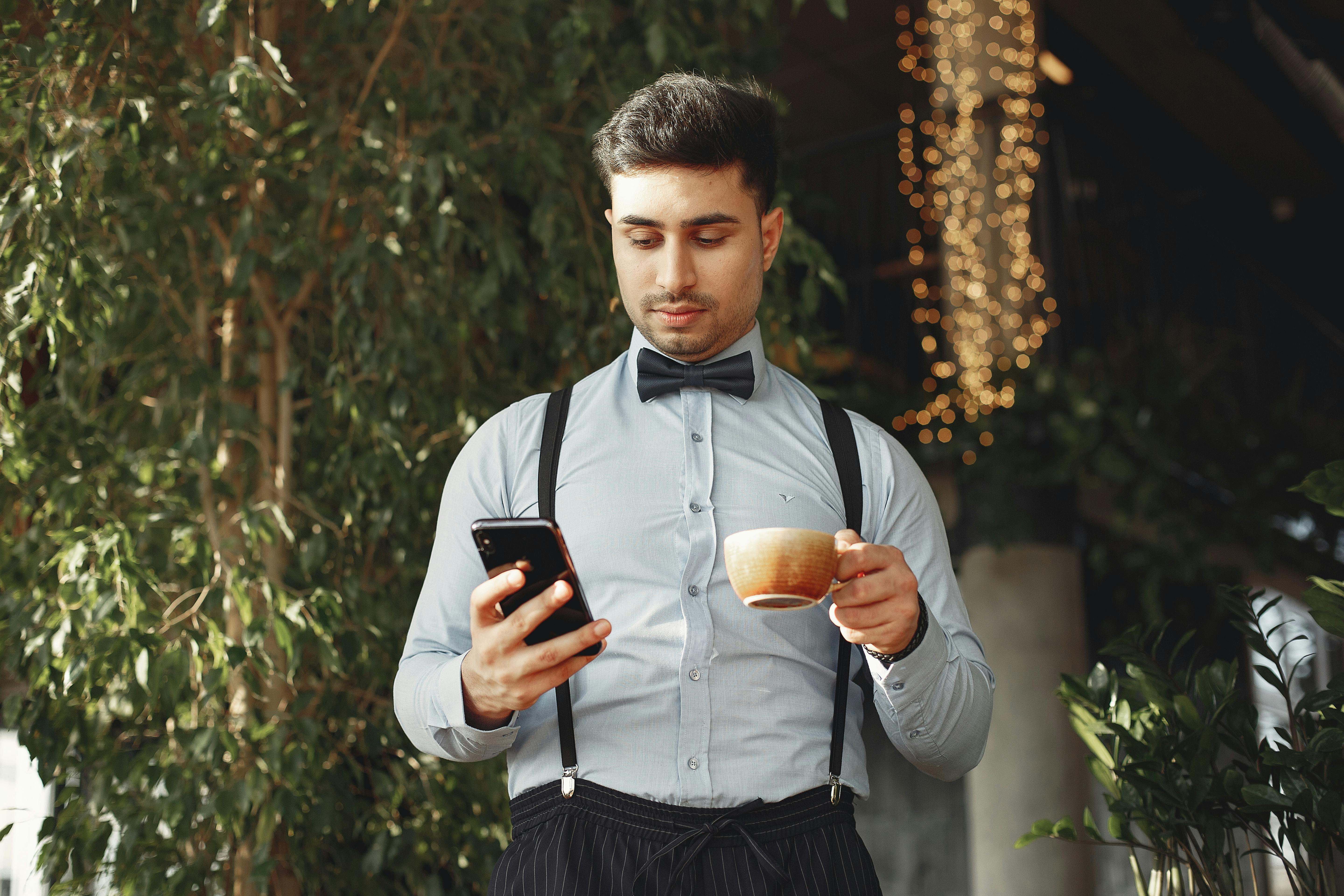 Camarero usando móvil para escanear carta QR en terraza de España