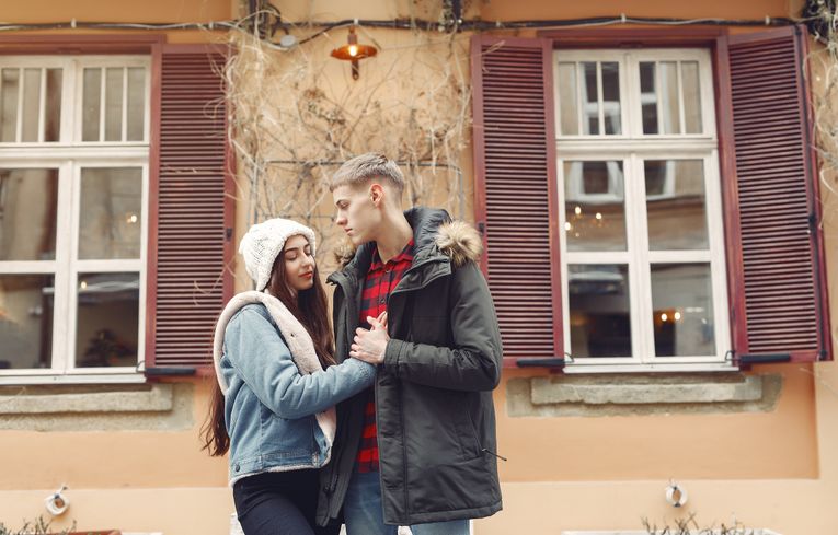 Online dating: starting a conversation on a niche platform
