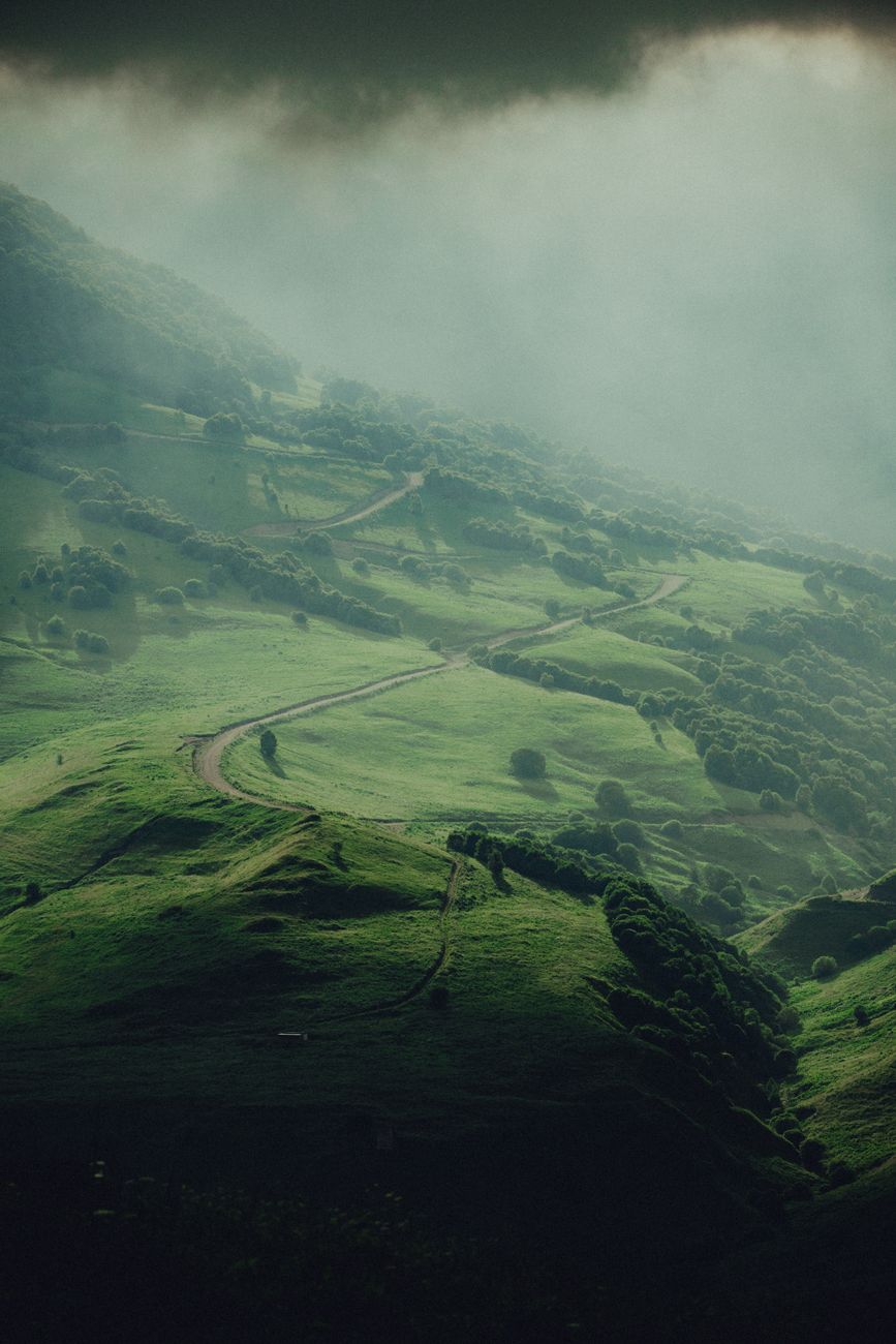 Wunderschöne Berge & Grün – Anime-Stil Hintergrundbild
