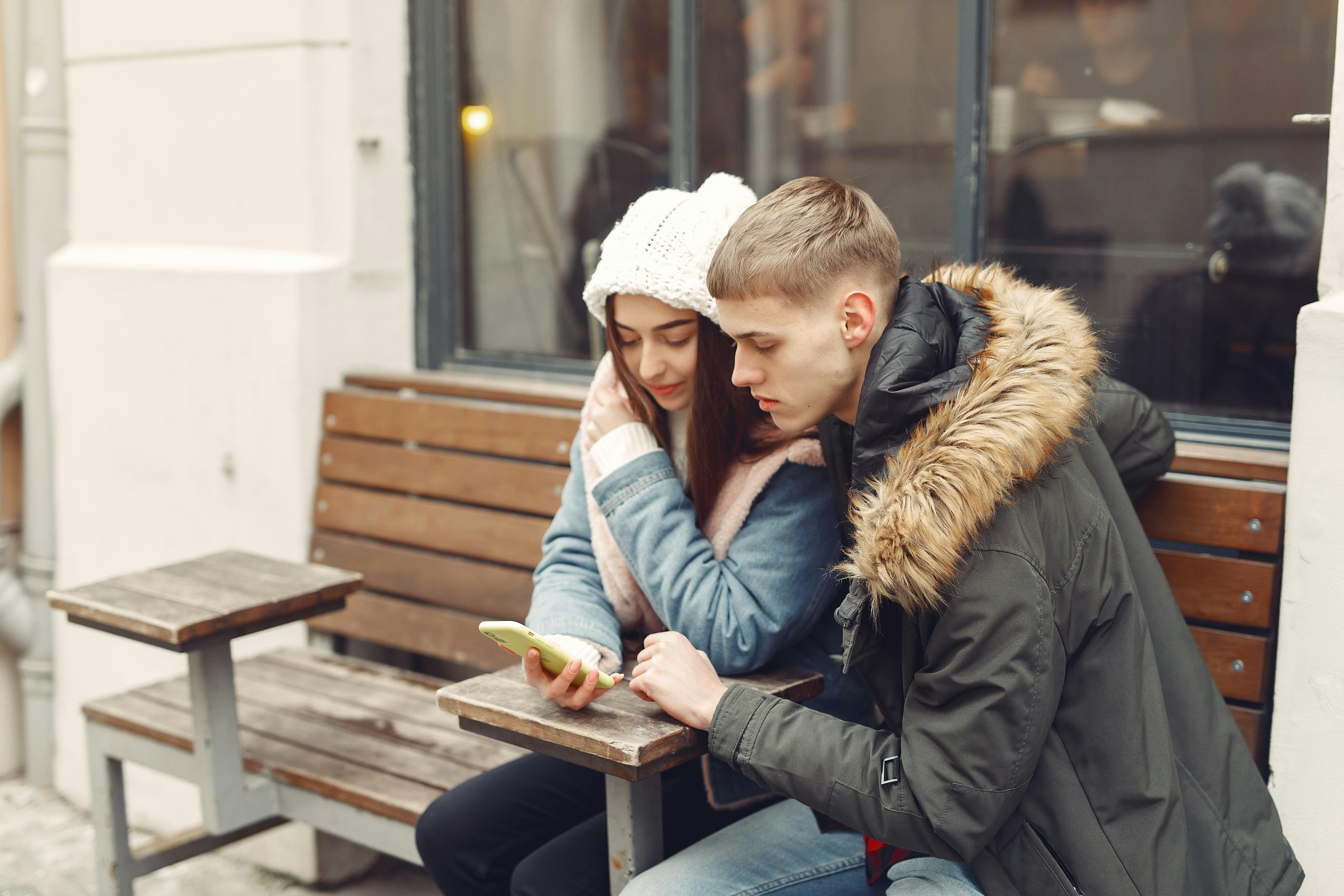 Парень помог русской девушке с. Мужчина липнет к девушке. Парень с девушкой в джинсовках. Девушка и парень в джинсовой куртке. Мужчина говорит с девушкой на улице на улице.