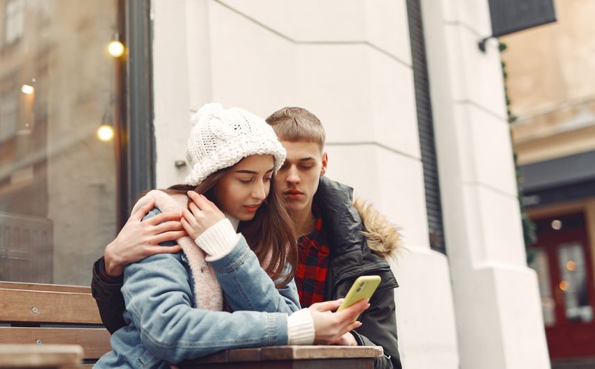 Online dating: starting a conversation on a niche platform