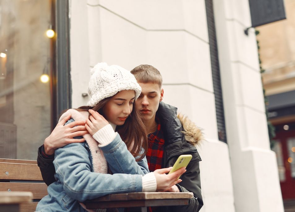 coppia che si incontra online con smartphone