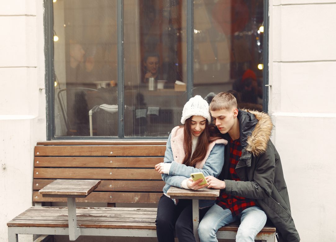 Online dating: starting a conversation on a niche platform