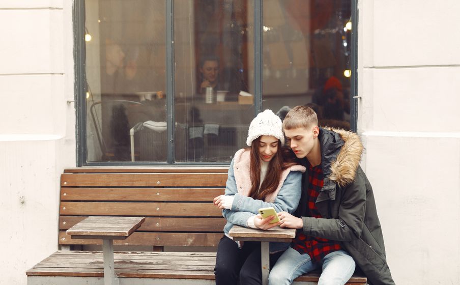 Online dating: starting a conversation on a niche platform