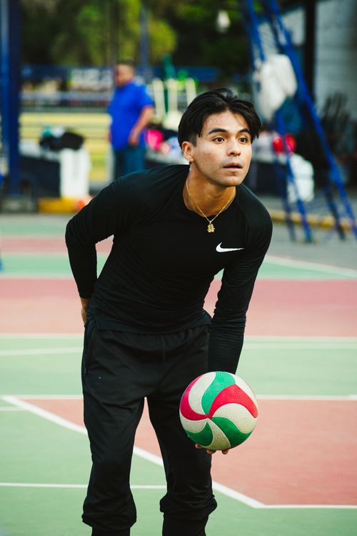 Free Focused volleyball player on outdoor court in Ciudad de México. Stock Photo