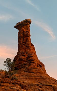 日落时分，塞多纳标志性的红色岩石呈现出壮丽景色