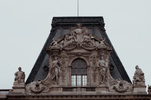 Private Louvre morning with an art historian — Paris