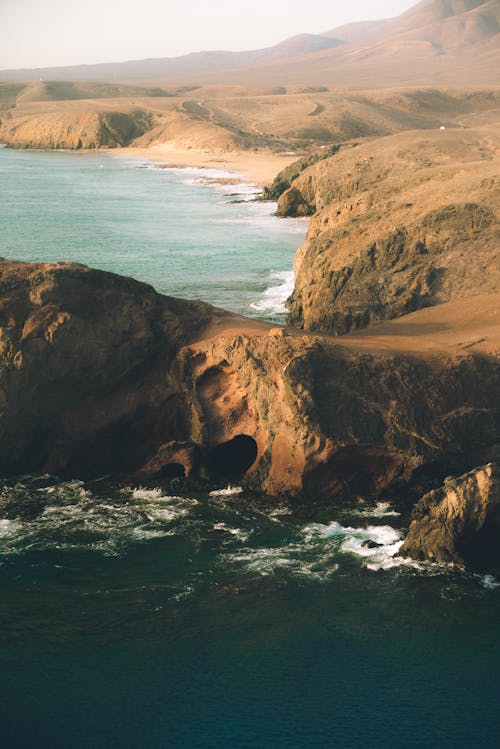 無料 海の茶色の岩の形成 写真素材