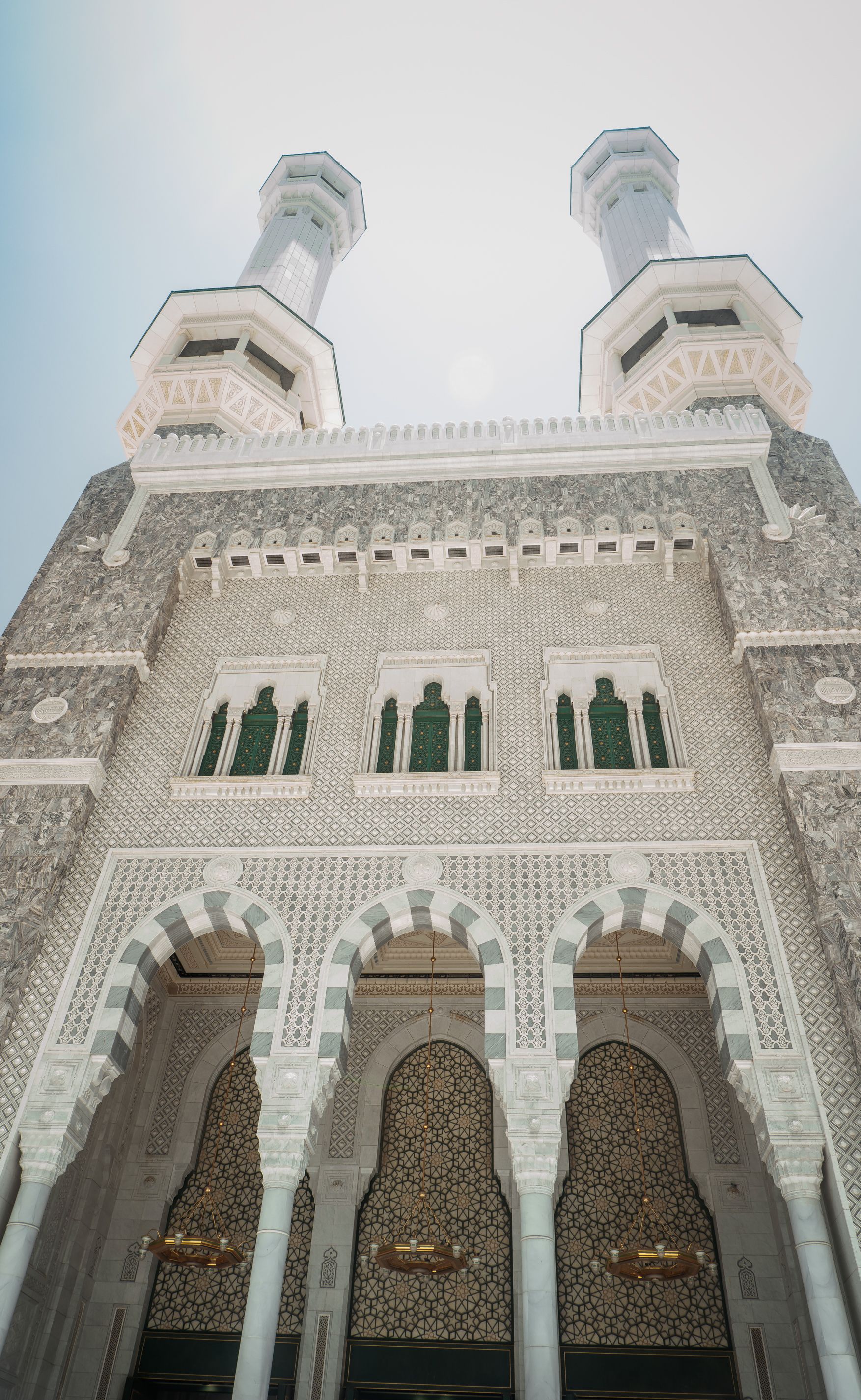 الدفاع المدني السعودي يصدر إنذاراً طارئاً في مكة والطائف وجدة قبل زوال الخطر