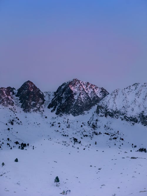 Foto Des Schneebedeckten Berges