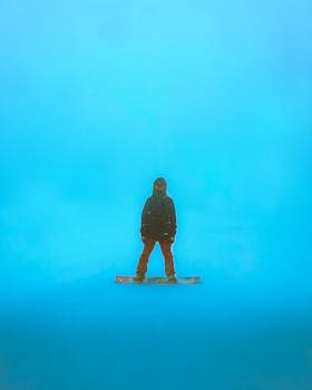 一块孤独的滑雪板，静立于生机盎然的蓝色冬日景致中，散发着孤独与冒险的气息