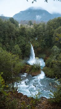 在茂密森林与山峦的映衬下，层叠的瀑布令人叹为观止，尽显自然之美