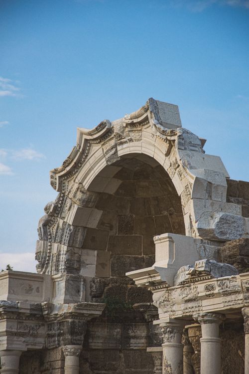 Free Historic arches and columns from ancient Roman ruins in Side, Antalya, Türkiye. Stock Photo
