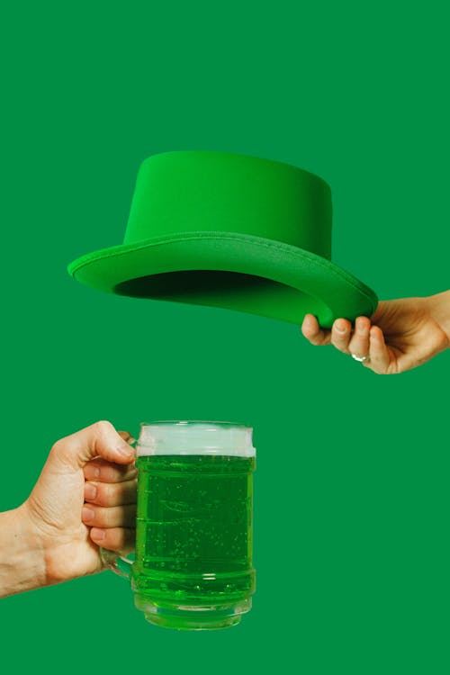 Foto profissional grátis de cerveja, cerveja verde, chapéu