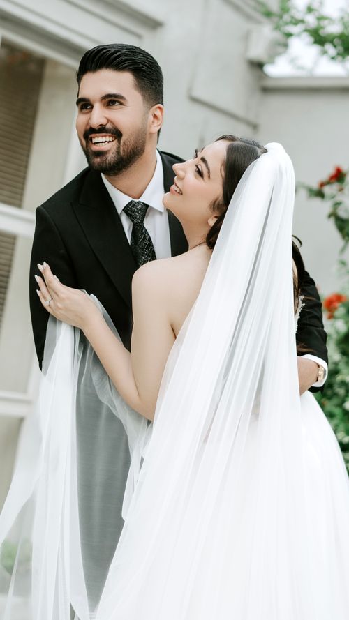 Free A joyful couple shares a moment of laughter and love on their wedding day, capturing the essence of happiness and romance. Stock Photo