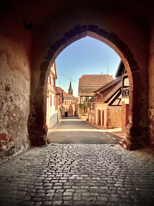 Free Charming view through a medieval village gate in Bœrsch, showcasing traditional Alsatian architecture. Stock Photo