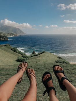 两人在桑迪山欣赏着令人惊叹的海景，捕捉完美假期的精髓