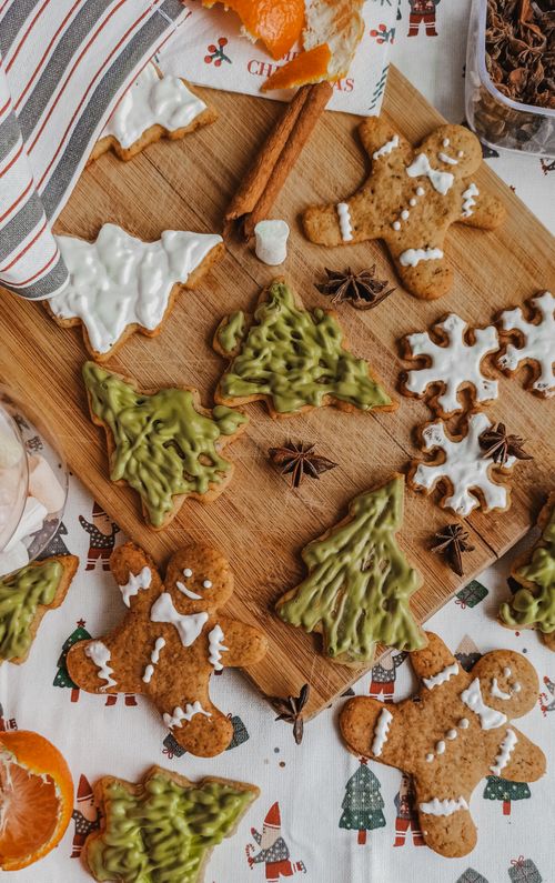Free Decorative gingerbread cookies on a wooden board with festive motifs. Stock Photo