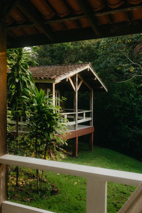 Free Wooden cabin surrounded by lush greenery, perfect for nature retreats. Stock Photo