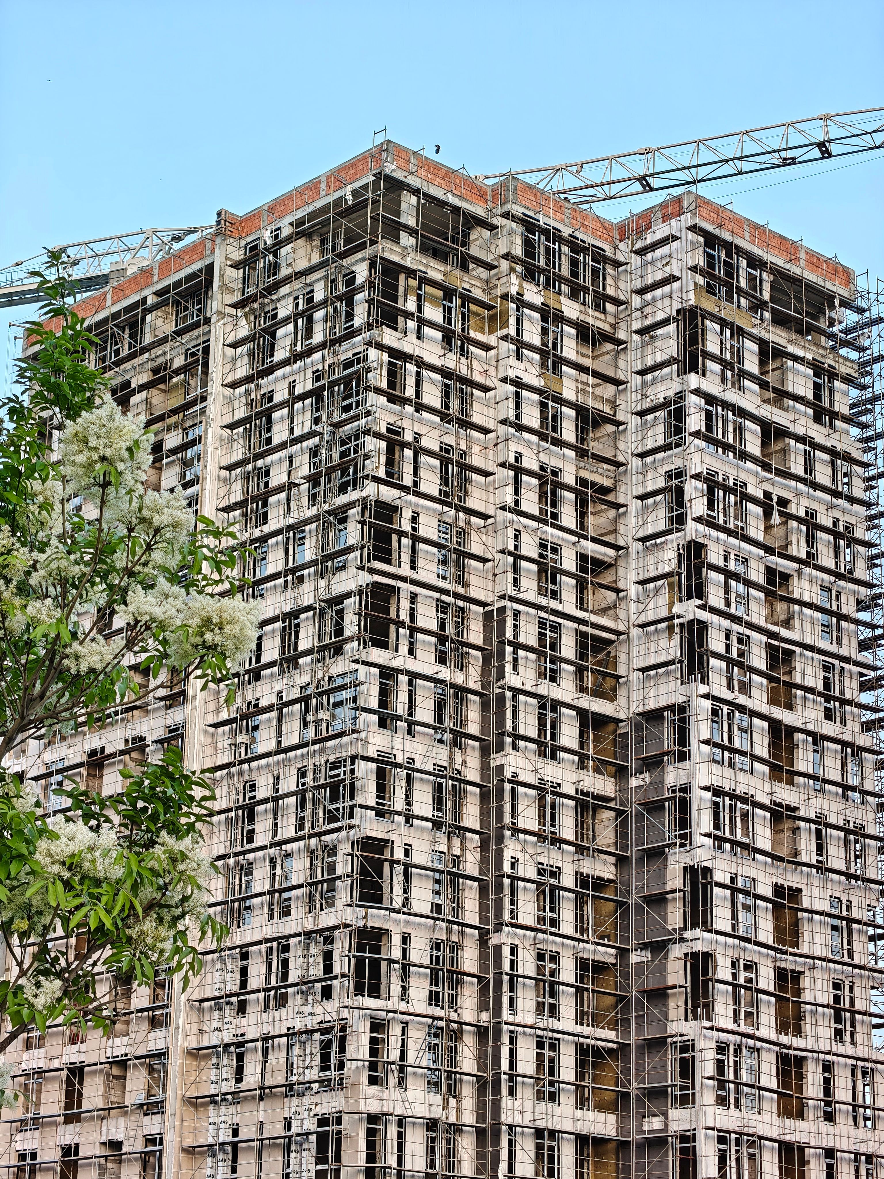 QBCC Open Builders Licence: Scope, Qualification & Experience 1 High-rise building under constru ction with visible crane and scaffolding