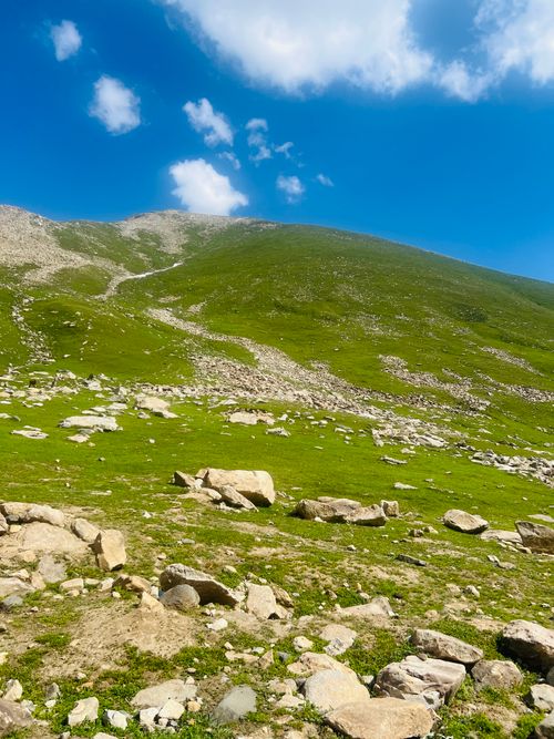 Free Beautiful landscape of Jalkhand's mountains and clear sky, perfect for travel and nature lovers. Stock Photo