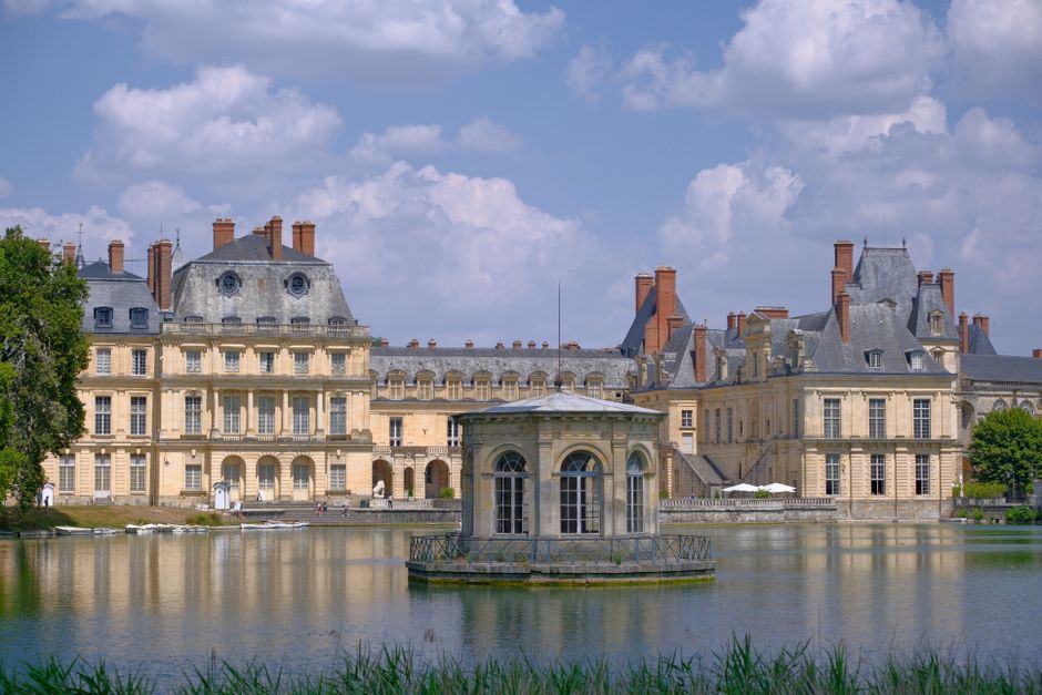Analyse des frais associés et des devises acceptées