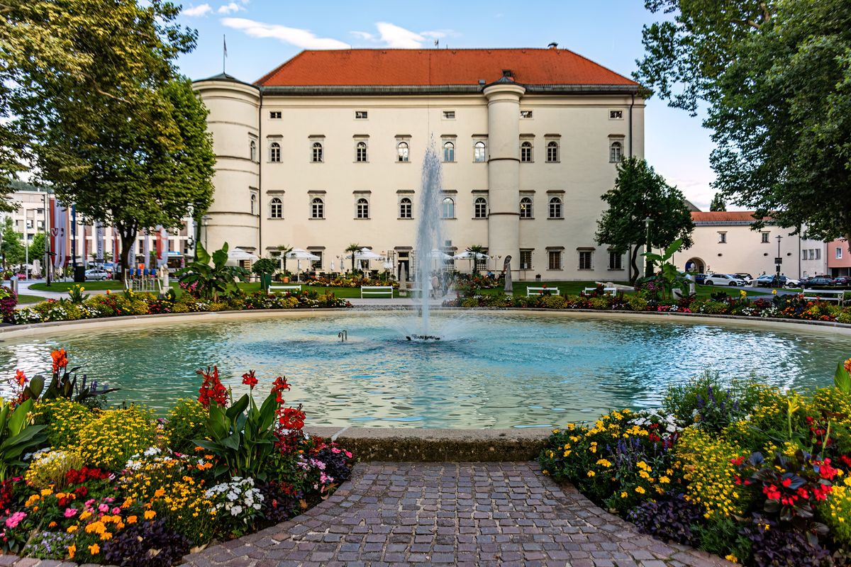 Historischer Brunnen im Schlosspark von Spittal an der Drau