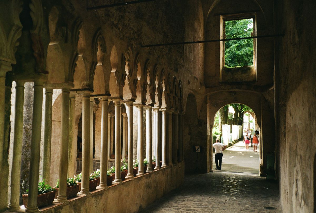 Galerie de claustru cu coloane pereche si arcada spre lumina