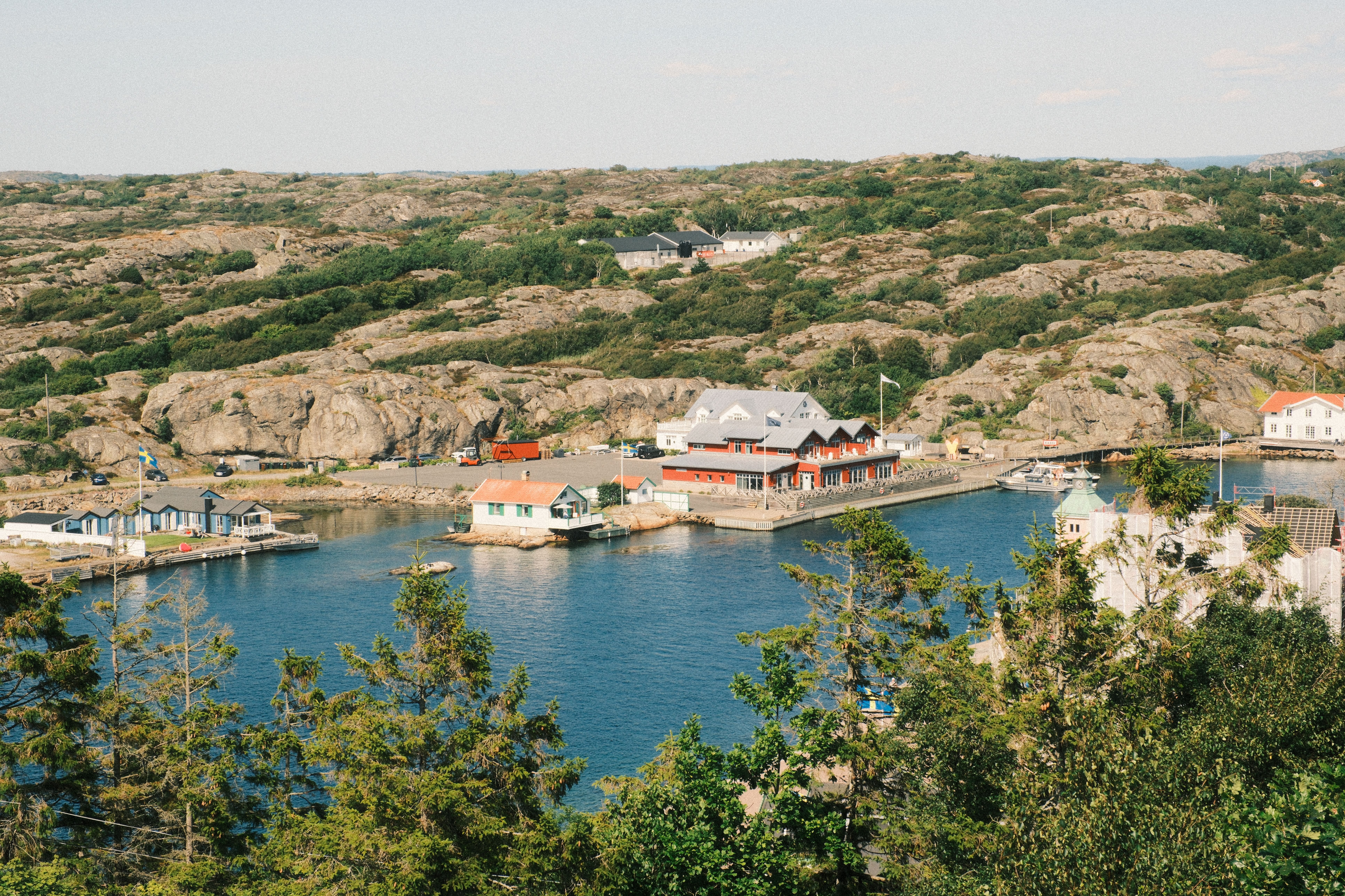 Göteborg szigetvilága hajóval: Déli szórakozóhajó élmények – Swedish archipelago wooden houses coastline