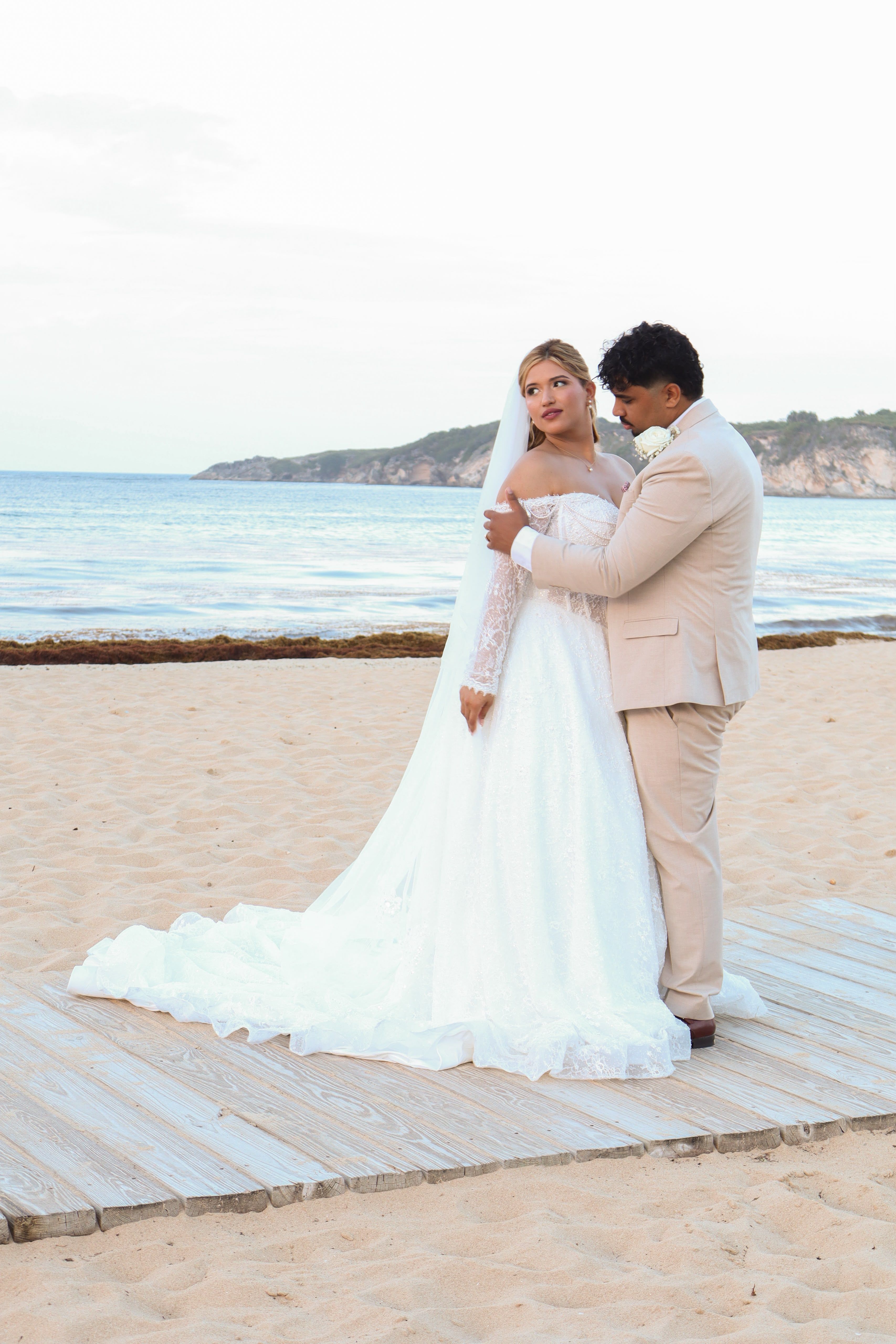 Pareja de novios junto al mar; imagen ilustrativa de fotografía de bodas