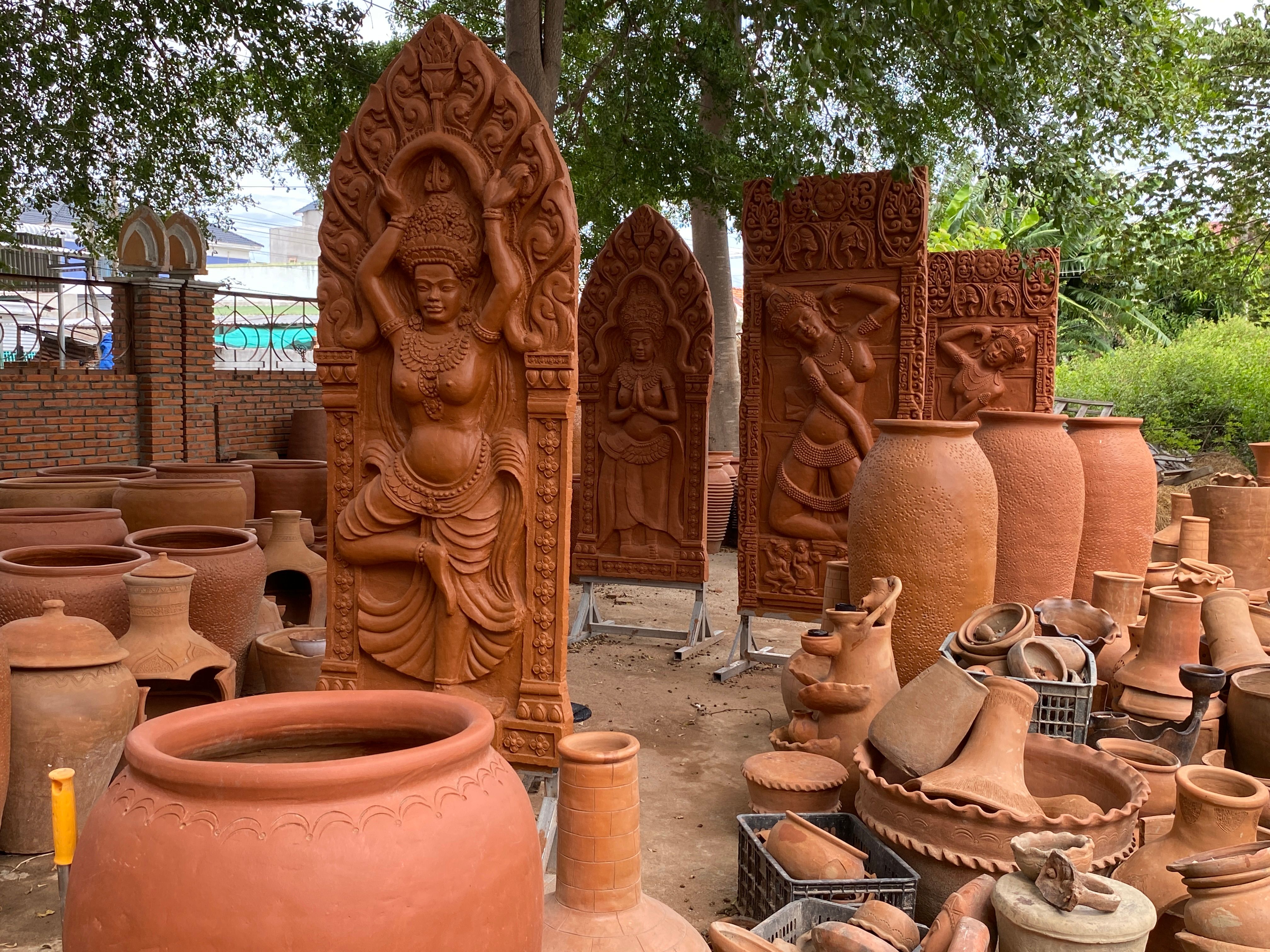 អ្នកគាំទ្រម្នាក់កំពុងកត់ត្រាលទ្ធផលភ្នាល់ និងប្រាក់ចំណេញសុទ្ធនៅក្បែរទូរទស្សន៍បង្ហាញការប្រកួត